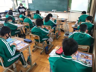 ２冊の教科書 ６年生 越前市 花筐小学校